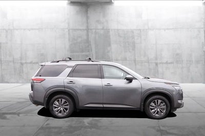 2025 Nissan Pathfinder SV