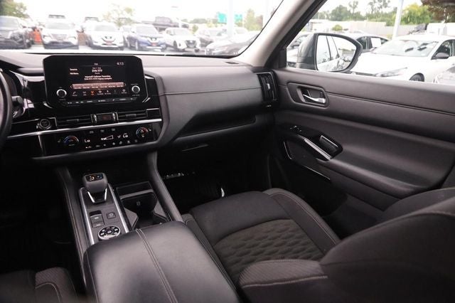 2022 Nissan Pathfinder SV
