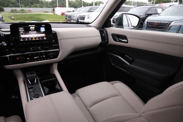 2025 Nissan Pathfinder SL